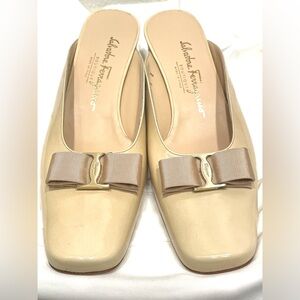 NWT Vintage Salvatore Ferragamo Tan Cream Gold Bow Accent Leather High Heels 9